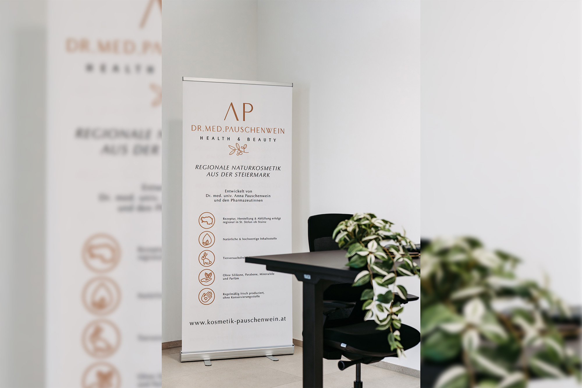 Ordination mit Behandlungsliege und Arbeitsplatz