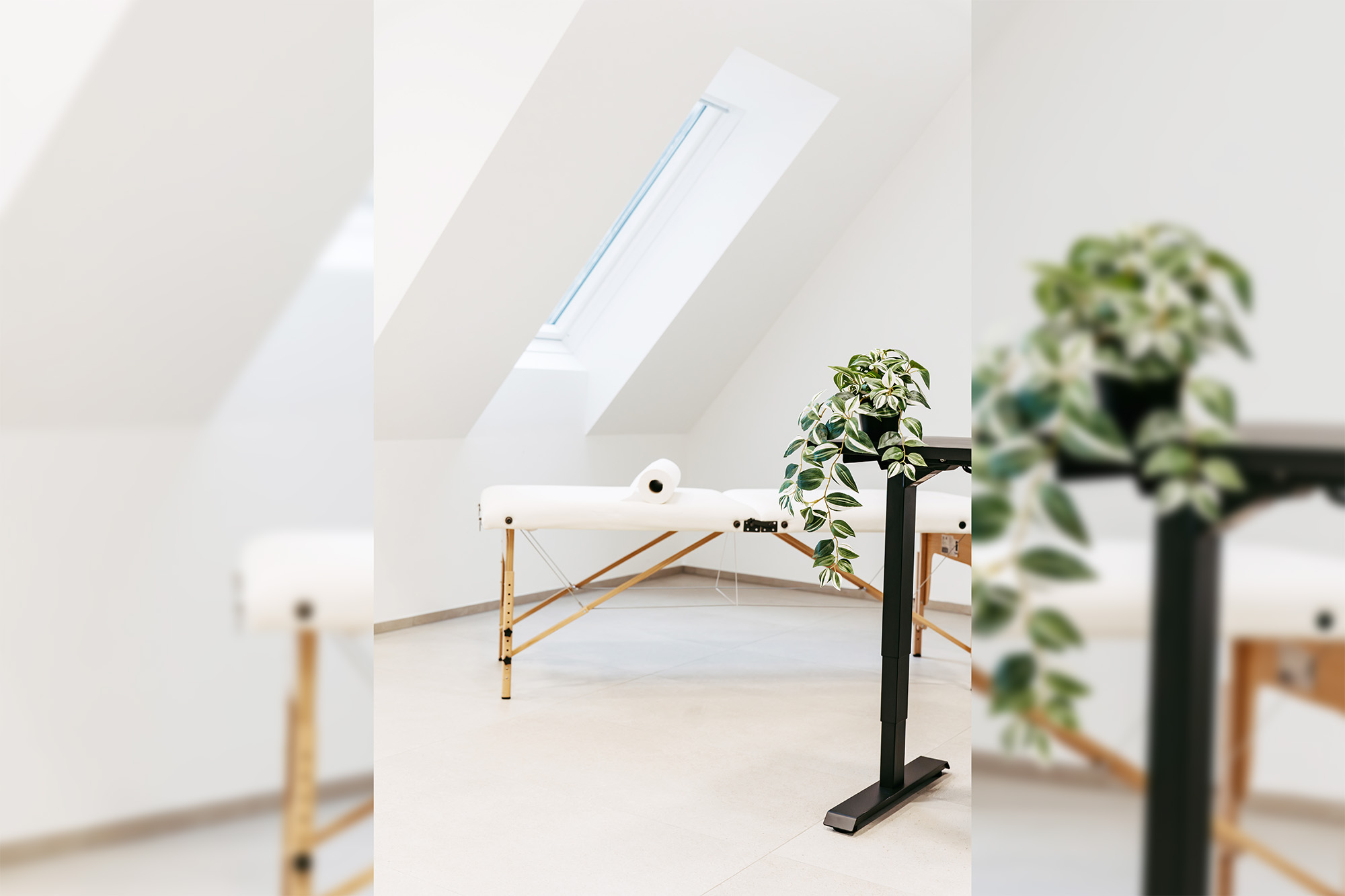 Heller Therapieraum mit Dachfenster